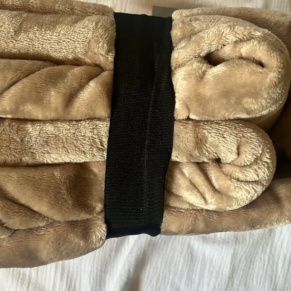 BERKSHIRE LOFT flannel throw blanket - Picture 3 of 3